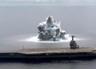 VIDEO – LA MARINA DE EEUU PRUEBA LA RESISTENCIA DE UNO DE SUS PORTAAVIONES CON LA DETONACIÓN DE BOMBAS