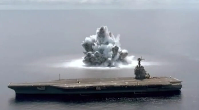 VIDEO – LA MARINA DE EEUU PRUEBA LA RESISTENCIA DE UNO DE SUS PORTAAVIONES CON LA DETONACIÓN DE BOMBAS