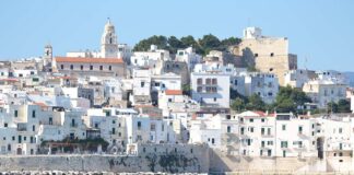 VIDEO – NAVEGACIÓN POR VIESTE, UNO DE LOS PUEBLOS “BLANCOS” EN EL ADRIÁTICO ITALIANO