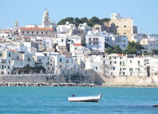 VIDEO – NAVEGACIÓN POR VIESTE, UNO DE LOS PUEBLOS “BLANCOS” EN EL ADRIÁTICO ITALIANO