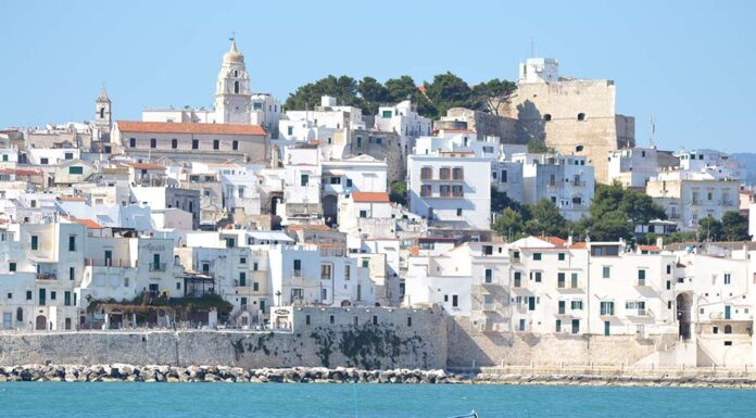 VIDEO – NAVEGACIÓN POR VIESTE, UNO DE LOS PUEBLOS “BLANCOS” EN EL ADRIÁTICO ITALIANO