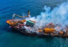 AUMENTA EL TEMOR POR POSIBLE DESASTRE AMBIENTAL TRAS HUNDIMIENTO DE UN BARCO EN SRI LANKA