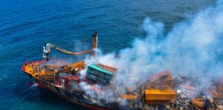 AUMENTA EL TEMOR POR POSIBLE DESASTRE AMBIENTAL TRAS HUNDIMIENTO DE UN BARCO EN SRI LANKA