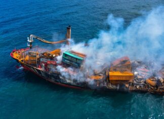 AUMENTA EL TEMOR POR POSIBLE DESASTRE AMBIENTAL TRAS HUNDIMIENTO DE UN BARCO EN SRI LANKA