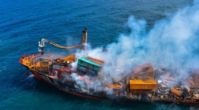 AUMENTA EL TEMOR POR POSIBLE DESASTRE AMBIENTAL TRAS HUNDIMIENTO DE UN BARCO EN SRI LANKA