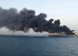 SE HUNDIÓ EL BUQUE MÁS GRANDE DE LA ARMADA IRANÍ DESPUÉS DE INCENDIARSE EN EL GOLFO DE OMÁN