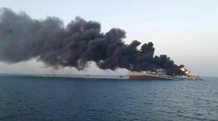 SE HUNDIÓ EL BUQUE MÁS GRANDE DE LA ARMADA IRANÍ DESPUÉS DE INCENDIARSE EN EL GOLFO DE OMÁN