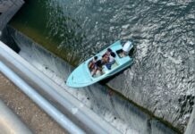 VIDEO – DRAMÁTICO RESCATE DE UNA LANCHA ANTES DE CAER DE UNA REPRESA EN TEXAS