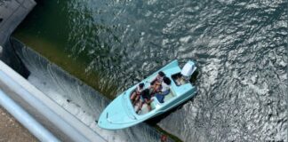 VIDEO – DRAMÁTICO RESCATE DE UNA LANCHA ANTES DE CAER DE UNA REPRESA EN TEXAS