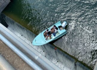 VIDEO – DRAMÁTICO RESCATE DE UNA LANCHA ANTES DE CAER DE UNA REPRESA EN TEXAS