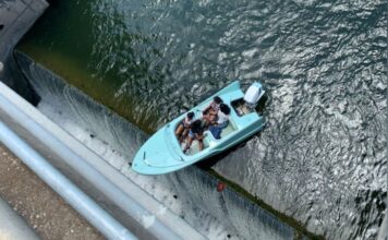 VIDEO – DRAMÁTICO RESCATE DE UNA LANCHA ANTES DE CAER DE UNA REPRESA EN TEXAS