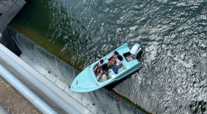 VIDEO – DRAMÁTICO RESCATE DE UNA LANCHA ANTES DE CAER DE UNA REPRESA EN TEXAS