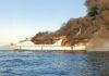 VIDEO – SE INCENDIÓ UN BARCO EN INDONESIA Y UNAS 200 PERSONAS SALTARON AL MAR PARA SALVAR SUS VIDAS