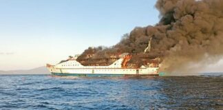 VIDEO – SE INCENDIÓ UN BARCO EN INDONESIA Y UNAS 200 PERSONAS SALTARON AL MAR PARA SALVAR SUS VIDAS