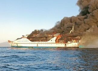 VIDEO – SE INCENDIÓ UN BARCO EN INDONESIA Y UNAS 200 PERSONAS SALTARON AL MAR PARA SALVAR SUS VIDAS