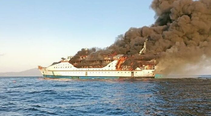 VIDEO – SE INCENDIÓ UN BARCO EN INDONESIA Y UNAS 200 PERSONAS SALTARON AL MAR PARA SALVAR SUS VIDAS
