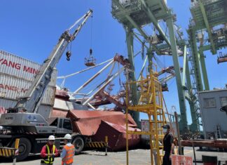 VIDEO- UN BUQUE PORTACONTENEDORES DERRIBÓ DOS GRÚAS DURANTE UNA MANIOBRA EN UN PUERTO DE TAIWÁN