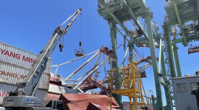 VIDEO- UN BUQUE PORTACONTENEDORES DERRIBÓ DOS GRÚAS DURANTE UNA MANIOBRA EN UN PUERTO DE TAIWÁN