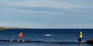 CHUBUT: PREFECTURA ASISTIÓ A TRES NAVEGANTES QUE QUEDARON VARADOS TRAS SUFRIR UN PERCANCE CON SU VELERO