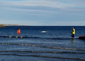 CHUBUT: PREFECTURA ASISTIÓ A TRES NAVEGANTES QUE QUEDARON VARADOS TRAS SUFRIR UN PERCANCE CON SU VELERO