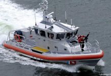 UN BOEING 737 AMERIZA DE EMERGENCIA EN HAWAI Y UN BARCO DE LA GUARDIA COSTERA RESCATA A LOS PILOTOS