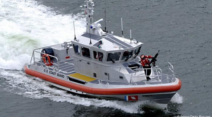 UN BOEING 737 AMERIZA DE EMERGENCIA EN HAWAI Y UN BARCO DE LA GUARDIA COSTERA RESCATA A LOS PILOTOS