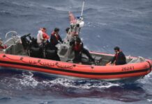 EE.UU.: UN BARCO CON 22 PERSONAS A BORDO VOLCÓ MIENTRAS NAVEGABA HACIA FLORIDA Y HAY DESAPARECIDOS