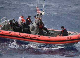 EE.UU.: UN BARCO CON 22 PERSONAS A BORDO VOLCÓ MIENTRAS NAVEGABA HACIA FLORIDA Y HAY DESAPARECIDOS