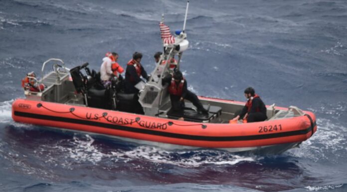 EE.UU.: UN BARCO CON 22 PERSONAS A BORDO VOLCÓ MIENTRAS NAVEGABA HACIA FLORIDA Y HAY DESAPARECIDOS