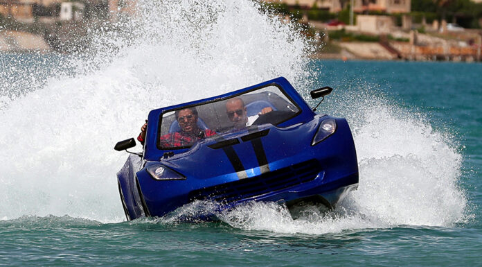 ASI ES EL INSÓLITO COCHE QUE NAVEGA Y SE CONDUCE COMO UNA MOTO DE AGUA