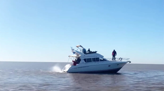 VIDEO – IMPRESIONANTES IMAGENES EN EL MOMENTO QUE UN CRUCERO SE VARA EN EL RÍO DE LA PLATA