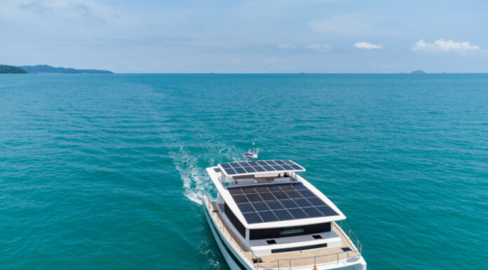 EL NUEVO CATAMARÁN ELÉCTRICO SOLAR “SILENT 60” CON COMETA, PREPARADO PARA EL FESTIVAL DE YATES DE CANNES