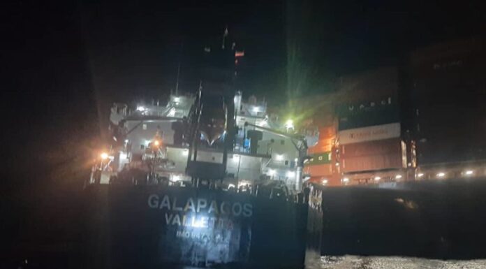 EL CHOQUE DE UN BUQUE PORTACONTENEDORES Y UN GRANELERO PROVOCÓ UN DERRAME DE PETRÓLEO EN EL ESTRECHO DE MALACA