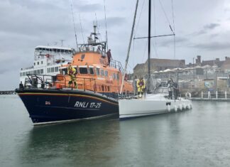 REINO UNIDO: UN VELERO FUE ALCANZADO POR UN RAYO EN LA ISLA DE WIGHT