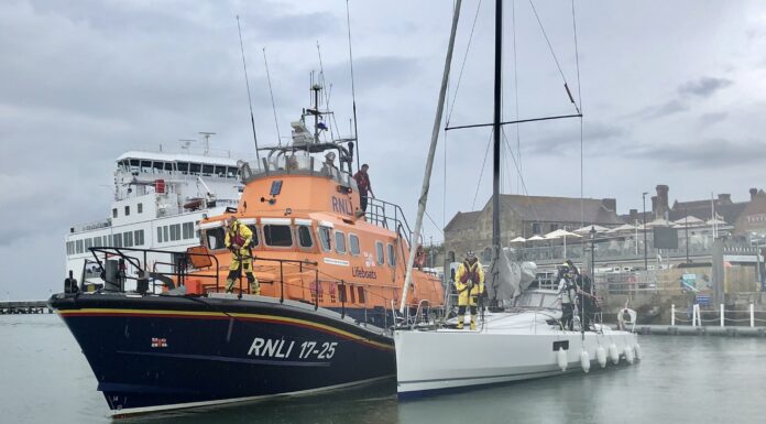 REINO UNIDO: UN VELERO FUE ALCANZADO POR UN RAYO EN LA ISLA DE WIGHT