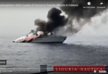 VIDEO- UNA LANCHA PATRULLERA SE INCENDIÓ Y SE HUNDIÓ EN CALABRIA, ITALIA