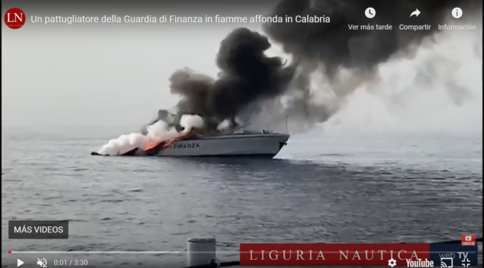 VIDEO- UNA LANCHA PATRULLERA SE INCENDIÓ Y SE HUNDIÓ EN CALABRIA, ITALIA