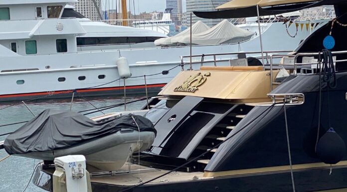 VIDEO- LA “TORPE” MANIOBRA DE UN YATE DAÑA DOS EMBARCACIONES EN EL PORTO ANTICO DE GÉNOVA