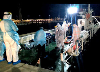 VIDEO- DOS TRIPULANTES DE UN BUQUE DIERON POSITIVO EN COVID-19 Y FUERON TRASLADADOS AL PUERTO DE PIRIÁPOLIS