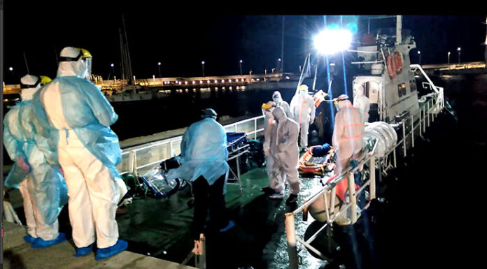 VIDEO- DOS TRIPULANTES DE UN BUQUE DIERON POSITIVO EN COVID-19 Y FUERON TRASLADADOS AL PUERTO DE PIRIÁPOLIS