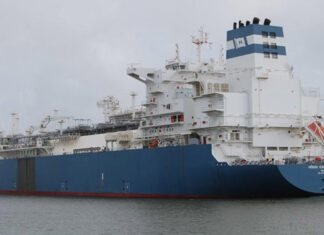 QUEDÓ VARADO UN ENORME GASERO EN LA ZONA DEL CODILLO EN EL RÍO DE LA PLATA