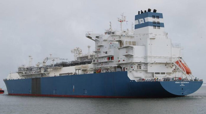 QUEDÓ VARADO UN ENORME GASERO EN LA ZONA DEL CODILLO EN EL RÍO DE LA PLATA