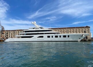 VIDEO- EL MEGAYATE AQUARIUS ENCANTA A GÉNOVA CON SU BELLEZA