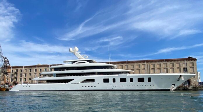 VIDEO- EL MEGAYATE AQUARIUS ENCANTA A GÉNOVA CON SU BELLEZA