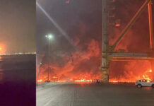 VIDEO- SE EXTINGUE EL INCENDIO DE UN BARCO DESPUÉS DE UNA EXPLOSIÓN DE CONTENEDORES EN DUBAI