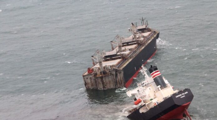 UN BUQUE ENCALLA EN JAPÓN Y SE PARTE EN DOS