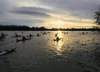 KAYAKISTAS PARTIERON A REMO HACIA BUENOS AIRES EN RECLAMO POR LA “LEY DE HUMEDALES”