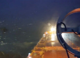 VIDEO – ASÍ SE VIVÍA ANOCHE LA SUDESTADA EN EL RÍO DE LA PLATA DESDE UN BULK CARRIER DE 229 METROS DE ESLORA