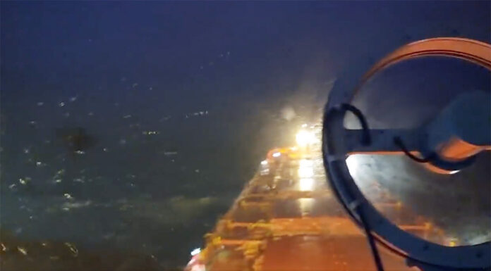 VIDEO – ASÍ SE VIVÍA ANOCHE LA SUDESTADA EN EL RÍO DE LA PLATA DESDE UN BULK CARRIER DE 229 METROS DE ESLORA