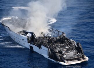 VIDEO- UN INCENDIO DESTRUYÓ UN YATE EN FRANCIA